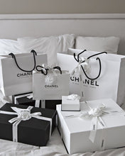 Charger l'image dans la galerie, Boîte + dustbag Chanel
