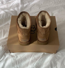 Charger l'image dans la galerie, Bottes UGG Classic
