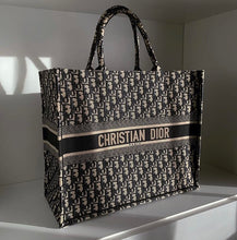 Load image into Gallery viewer, Dior tote bag
