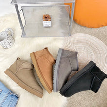 Charger l'image dans la galerie, Bottes UGG Classic Ultra Mini
