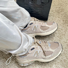 Charger l'image dans la galerie, New Balance 2002R
