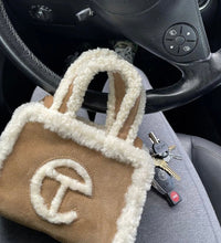 Charger l'image dans la galerie, Sac Telfar x UGG
