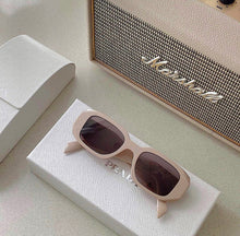 Charger l'image dans la galerie, Lunettes de soleil Prada
