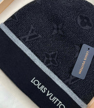 Charger l'image dans la galerie, Coffret Bonnet &amp; Écharpe Louis Vuitton

