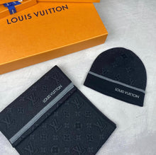 Charger l'image dans la galerie, Coffret Bonnet &amp; Écharpe Louis Vuitton
