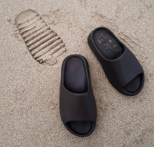 Charger l'image dans la galerie, Yeezy Slide Black
