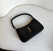 Charger l'image dans la galerie, Sac Yves Saint Laurent Hobo
