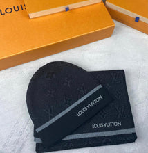 Charger l'image dans la galerie, Coffret Bonnet &amp; Écharpe Louis Vuitton
