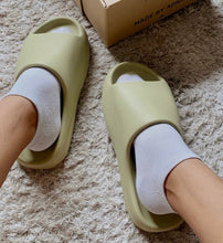 Charger l'image dans la galerie, Yeezy Slide Resin
