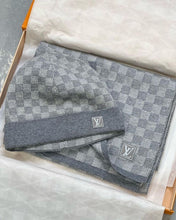 Charger l'image dans la galerie, Coffret Bonnet &amp; Écharpe Louis Vuitton
