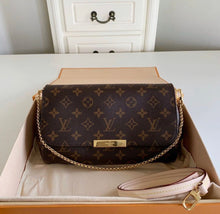 Load image into Gallery viewer, Louis Vuitton clutch
