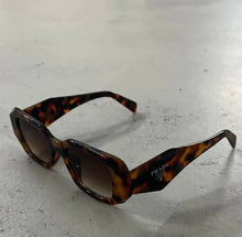 Charger l'image dans la galerie, Lunettes de soleil Prada

